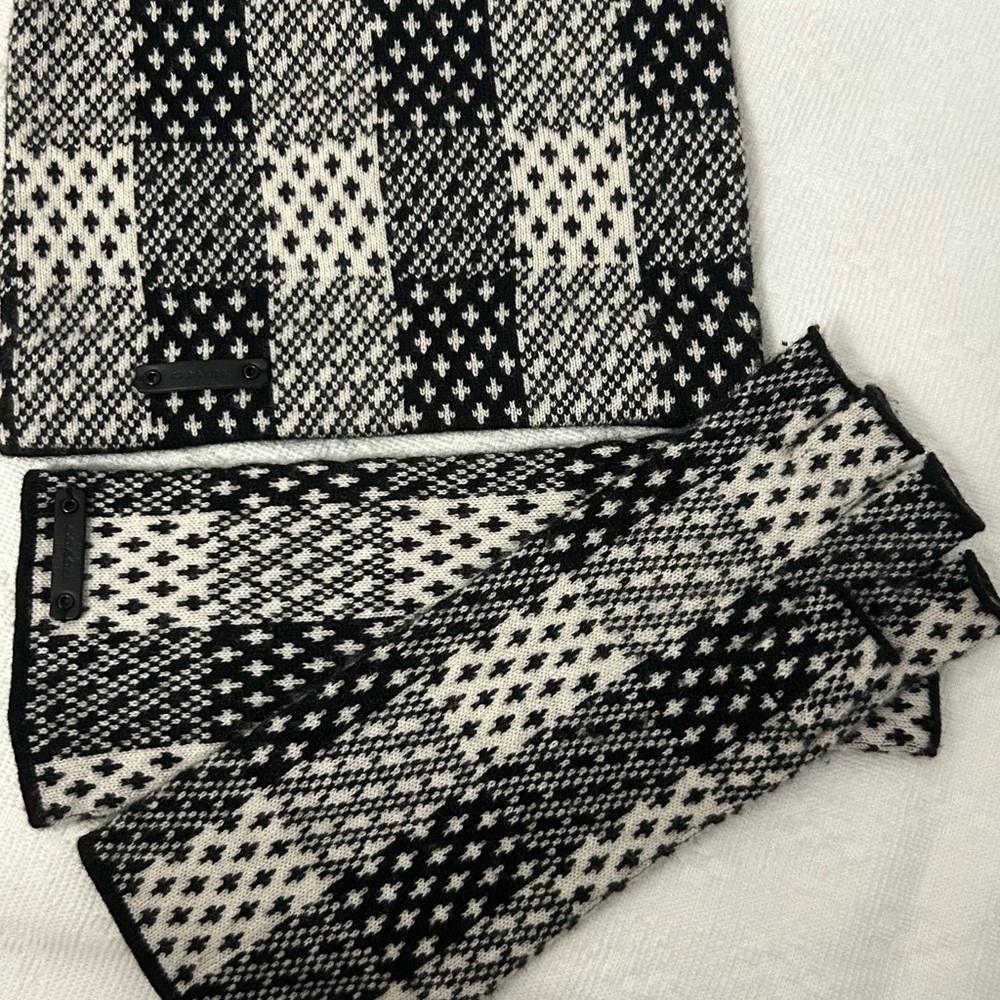 Coach 100% Cashmere Hat & Fingerless Gloves Set (S,X/S)– Black & Ivory Plaid